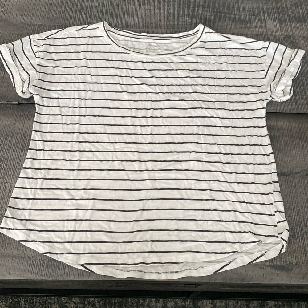 Women’s large short sleeve t-shirt. Pre-owned.